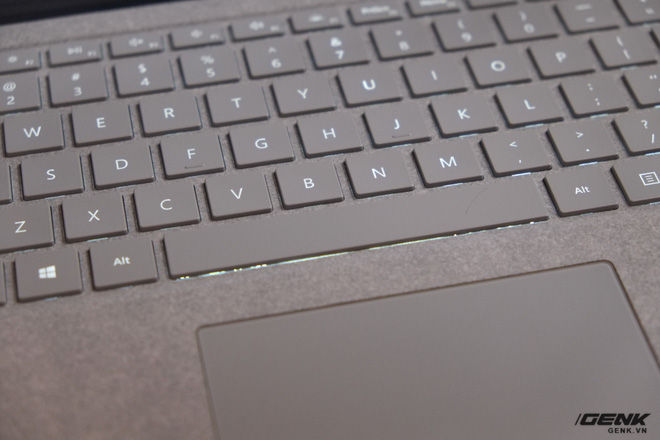 Bàn phím của Surface Laptop cho cảm giác gõ rất tốt với hành trình phím dài và phím gõ nẩy
