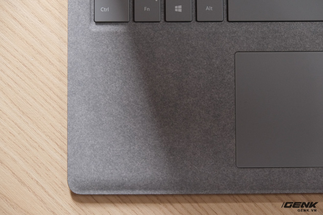 Khung bàn phím của Surface Laptop thay vì được làm bằng nhôm thì lại được làm bằng chất liệu vải Alcantara độc đáo. Đặt tay lên lớp vải này cho cảm giác rất mịn, tuy nhiên độ bền trong quá trình sử dụng lâu dài của chất liệu này vẫn là một điều khiến chúng tôi lo lắng