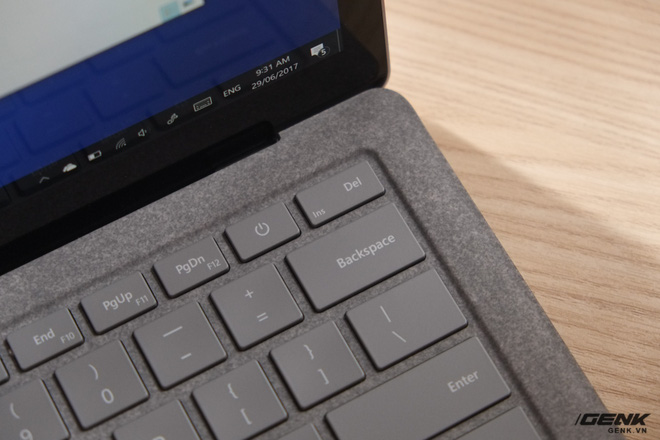 Một điểm kỳ lạ của bàn phím Surface Laptop là nút nguồn không được đặt ở góc mà là ở bên trái nút Delete. Có lẽ Microsoft làm như vậy để tránh người dùng bấm nhầm.