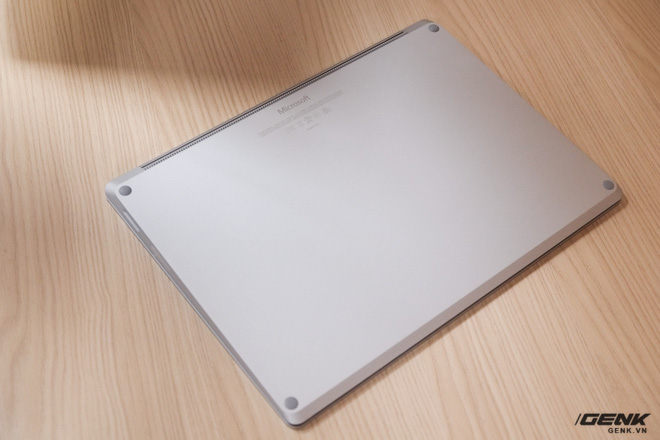 Mặt đáy của Surface Laptop