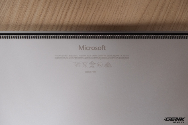 Microsoft đặt khe tản nhiệt ở gần bản lề. Khác với Surface Pro phiên bản Core i5 không sử dụng quạt, thì Surface Laptop vẫn có quạt ở bên trong