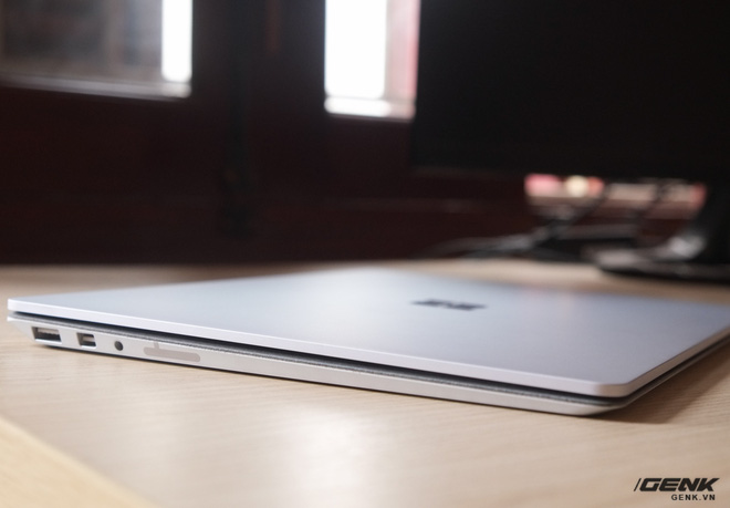 Surface Laptop có trọng lượng chỉ 1.2Kg và mỏng 15mm