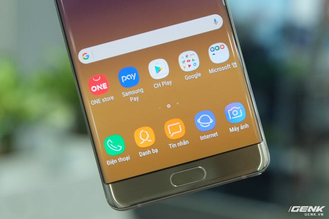 Khác với Galaxy S8, Galaxy Note FE sở hữu phím Home vật lý, tích hợp cảm biến vân tay. Người dùng có thể dễ dàng sử dụng cảm biến vân tay này mà không gặp khó khăn như Galaxy S8