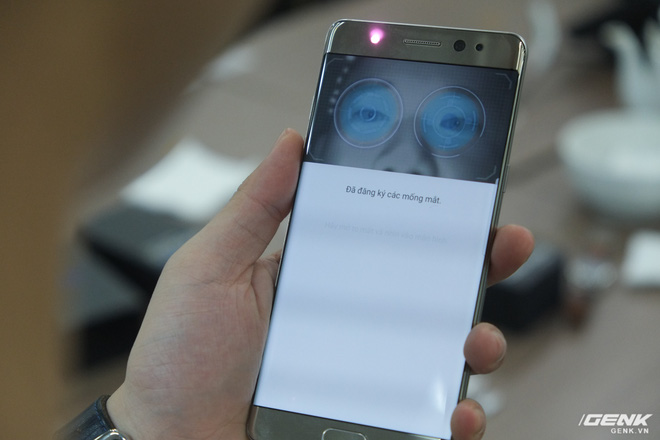 Galaxy Note FE cũng được trang bị cảm biến mống mắt