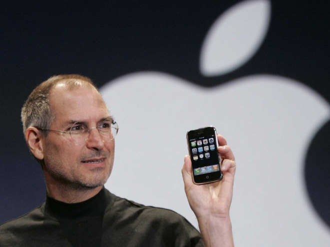 Steve Jobs trong buổi ra mắt chiếc iPhone đầu tiên