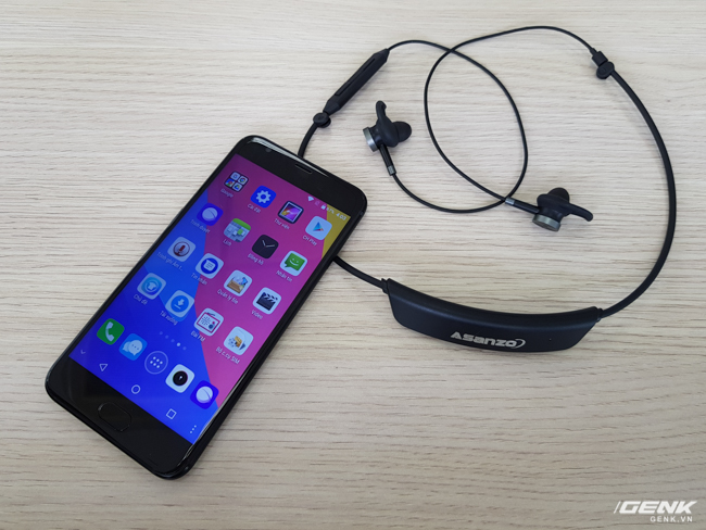 Theo chia sẻ của hãng sản xuất, điện thoại này khi bán ra sẽ được đóng hộp kèm theo tai nghe không dây.