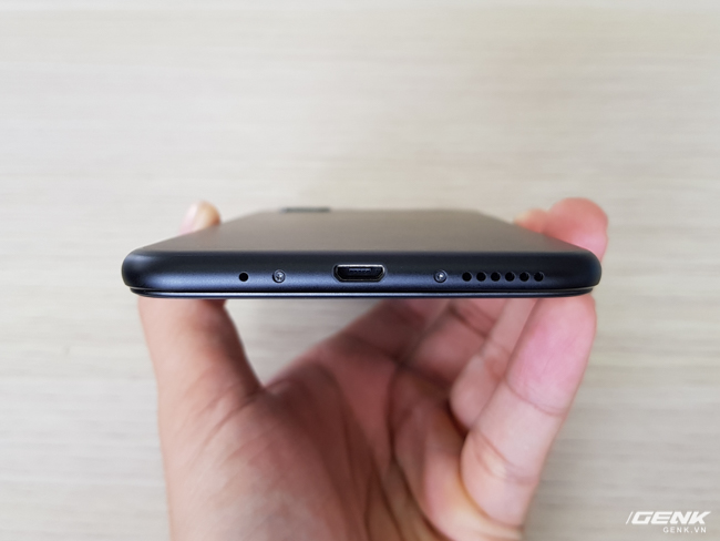 Sản phẩm cũng loại bỏ cổng tai nghe 3,5 mm truyền thống.