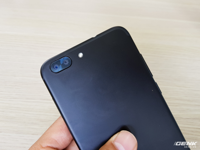 Camera kép độ phân giải 16 MP, kích thước tổng quan có phần nhỏ hơn và ít lồi hơn so với iPhone 7 Plus.