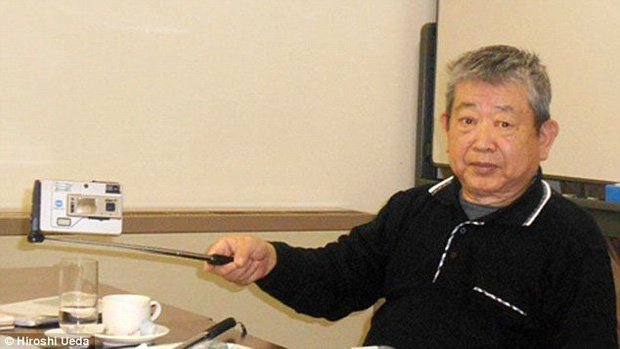 Ông Hiroshi Ueda cầm trên tay chiếc gậy mở rộng mà ông đăng ký hồ sơ sáng chế năm 1983 khi đang làm việc tại Minolta.