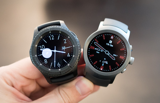 Samsung Gear S3 (bên trái) và LG Watch Sport (bên phải), những chiếc smartwatch được tích hợp LTE.