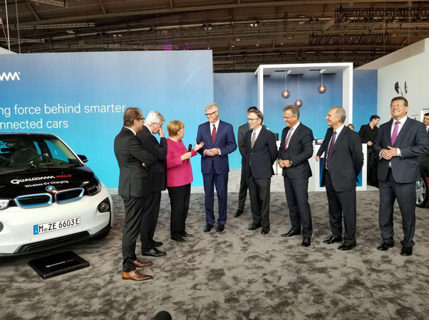 Steve Mollenkopf, Giám đốc điều hành của Qualcomm tại Frankfurt Auto Show, thứ tư từ trái sang