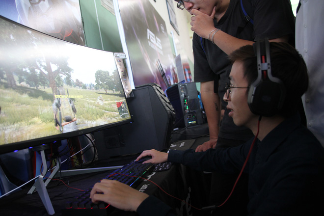 Streamer, Caster nổi tiếng Hoàng ViruSs hào hứng trải nghiệm game tại khu vực của Acer