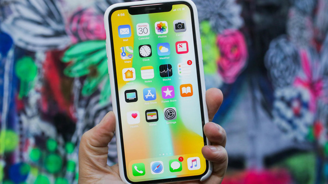 Những người đầu tiên được trải nghiệm và đánh giá iPhone X là các YouTuber, blogger trẻ, chứ không phải các chuyên gia công nghệ.