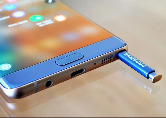 
Bên cạnh tai nghe không dây, Samsung vẫn giữ lại jack 3.5mm trên Galaxy Note 8.
