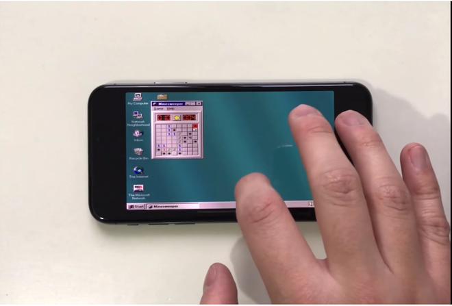 Sau khi cài thành công Windows 95, iPhone X biến thành iPhone đời thấp hơn với viền màn hình rất dày