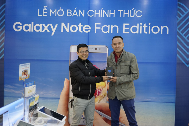 Galaxy Note FE đến tay khách hàng Việt