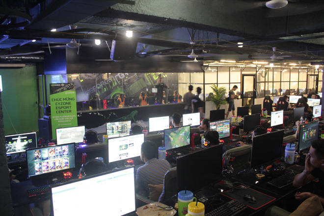 Cyzone eSport Center hiện tại là phòng máy lớn nhất khu vực Đông Nam Á, với số lượng máy lên tới 530 máy, tất cả đều được trang bị VGA 10-series của NVIDIA