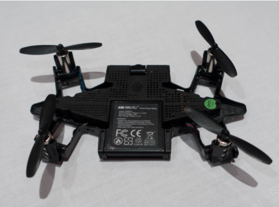 Selfly cũng có khả năng biến hình thành một chiếc drone tí hon như trong hình.