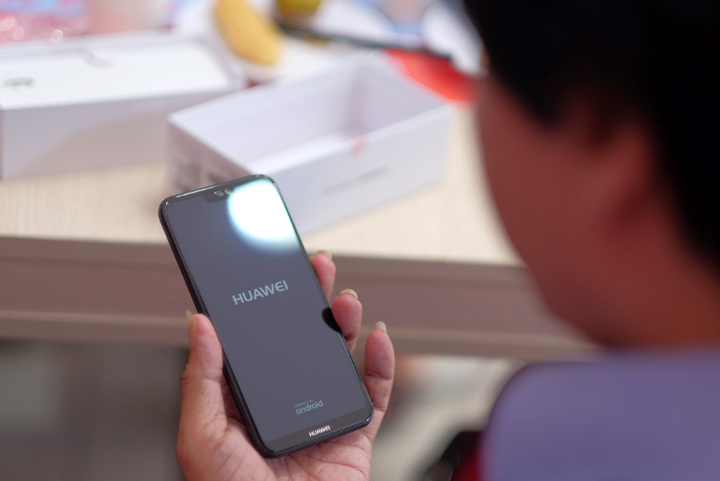 Ngay dau ban Huawei nova 3e o VN: ''Sot hang'' ngoai du kien hinh anh 1