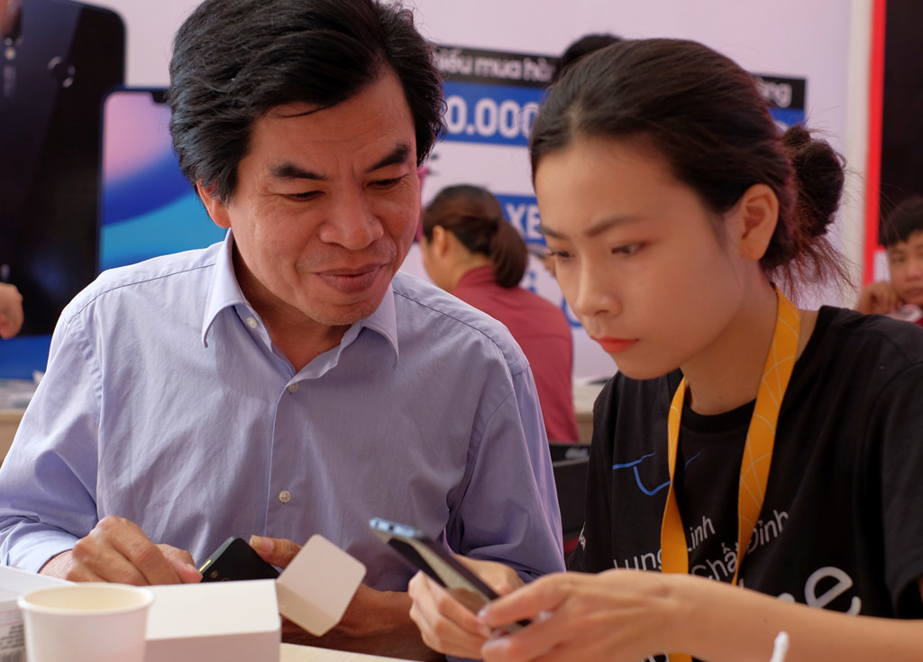 Ngay dau ban Huawei nova 3e o VN: ''Sot hang'' ngoai du kien hinh anh 8