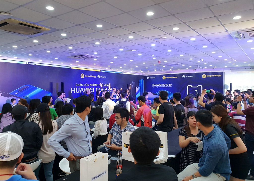 Ngay dau ban Huawei nova 3e o VN: ''Sot hang'' ngoai du kien hinh anh 2