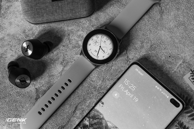Đánh giá đồng hồ Samsung Galaxy Watch Active: thiết kế tối giản là điểm cộng, hợp với người yêu thể thao - Ảnh 1.