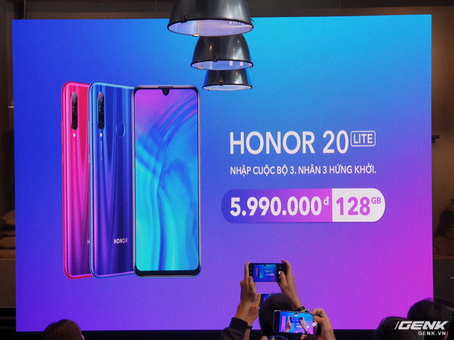 Trên tay Honor 20 Lite: anh em với Huawei P30 Lite, cứ tưởng có tính năng bóp nhưng hóa ra là do vỏ mỏng quá - Ảnh 1.