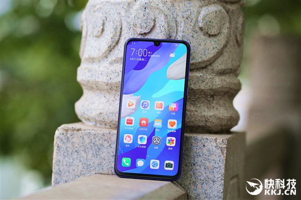 Cận cảnh Huawei Nova 5 Pro vừa ra mắt: Mặt lưng gradient 3D ấn tượng, cảm biến vân tay trong màn hình - Ảnh 1.