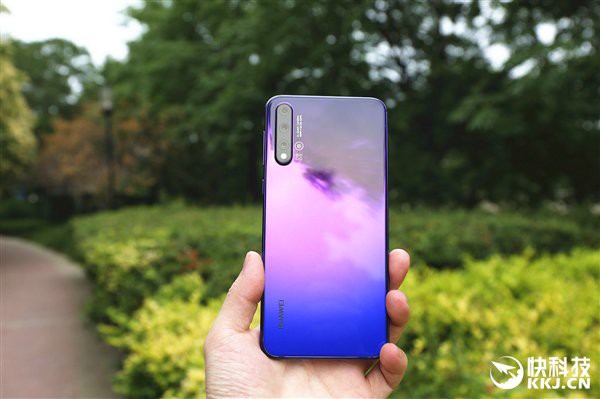 Cận cảnh Huawei Nova 5 Pro vừa ra mắt: Mặt lưng gradient 3D ấn tượng, cảm biến vân tay trong màn hình - Ảnh 2.