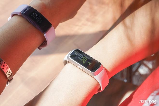 Galaxy Fit vs. Inspire HR: Lựa chọn smartband nào cho tầm giá 2,5 triệu đồng? - Ảnh 1.