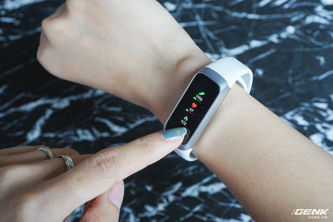 Galaxy Fit vs. Inspire HR: Lựa chọn smartband nào cho tầm giá 2,5 triệu đồng? - Ảnh 7.