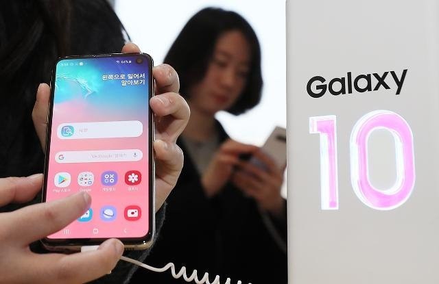 Doanh số Galaxy S10 cao hơn 12% so với thiết bị tiền nhiệm - Ảnh 1.