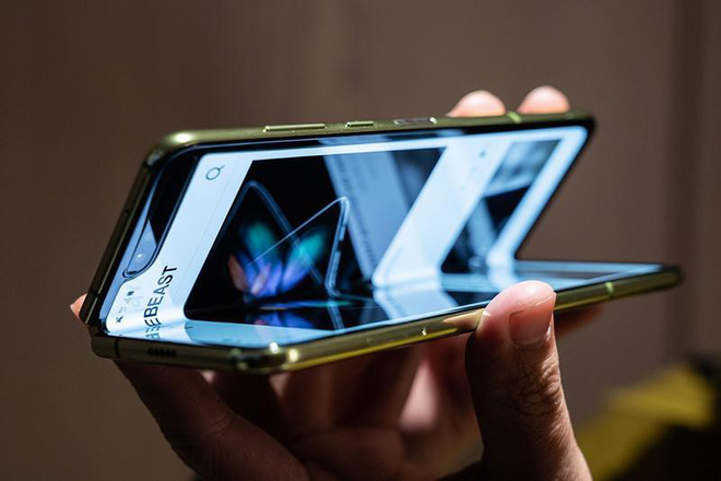 Samsung Galaxy Fold sẽ lên kệ cùng thời điểm với iPhone 11 - Ảnh 1.