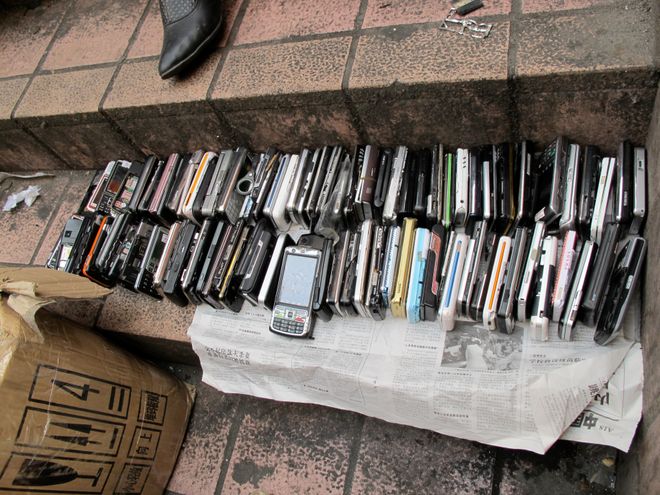 Cách những chiếc smartphone bị rã nhỏ tới từng chi tiết ở chợ bán đồ cũ vỉa hè - Ảnh 11.