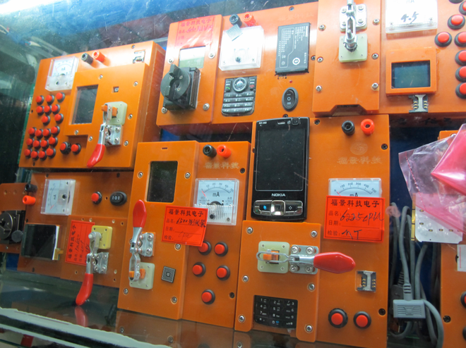 Cách những chiếc smartphone bị rã nhỏ tới từng chi tiết ở chợ bán đồ cũ vỉa hè - Ảnh 6.