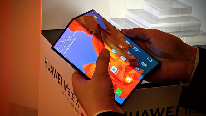 Huawei Mate X tiếp tục hoãn ra mắt, cơ hội trong tầm tay cho Samsung Galaxy Fold - Ảnh 1.