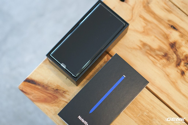 Mở hộp Galaxy Note10+ màu Ánh Cực Quang xem có gì mới - Ảnh 2.