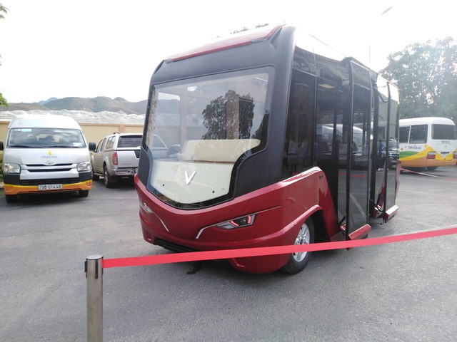 Xe buýt VinFast lộ diện hoàn toàn với ngoại thất toàn kính và nội thất hiện đại như phim viễn tưởng - Ảnh 3.
