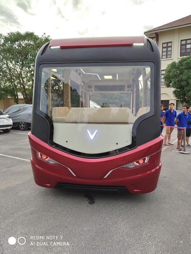 Xe buýt VinFast lộ diện hoàn toàn với ngoại thất toàn kính và nội thất hiện đại như phim viễn tưởng - Ảnh 4.