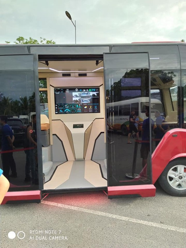 Xe buýt VinFast lộ diện hoàn toàn với ngoại thất toàn kính và nội thất hiện đại như phim viễn tưởng - Ảnh 7.