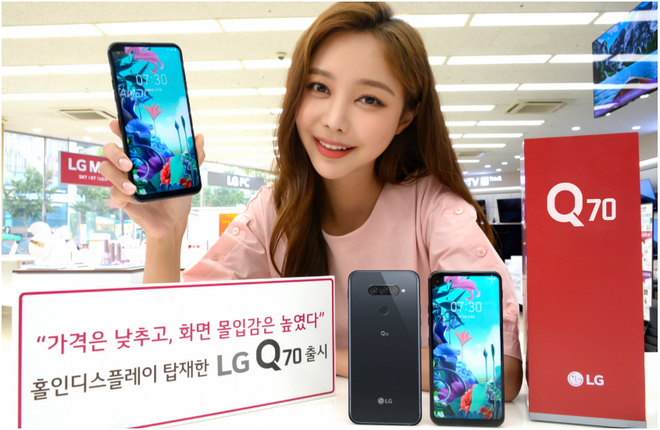 LG Q70 ra mắt: Smartphone màn hình đục lỗ đầu tiên của LG, 3 camera sau, chip Snapdragon 675, giá bán 450 USD - Ảnh 1.