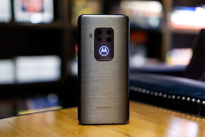 [IFA 2019] Motorola One Zoom ra mắt: 4 camera sau, zoom quang 3x, chip Snapdragon 675, giá 450 USD - Ảnh 1.