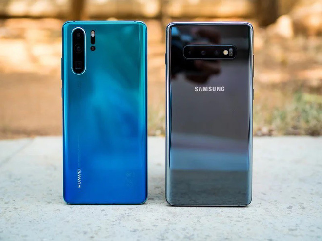 Cùng nói doanh số đạt 16 triệu, đây là sự khác biệt giữa Samsung Galaxy S10 và Huawei P30 - Ảnh 1.