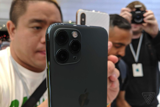 Cận cảnh iPhone 11 Pro và 11 Pro Max: Mặt lưng kính mờ, cụm camera hài hước, không thực sự có nhiều cải tiến - Ảnh 5.