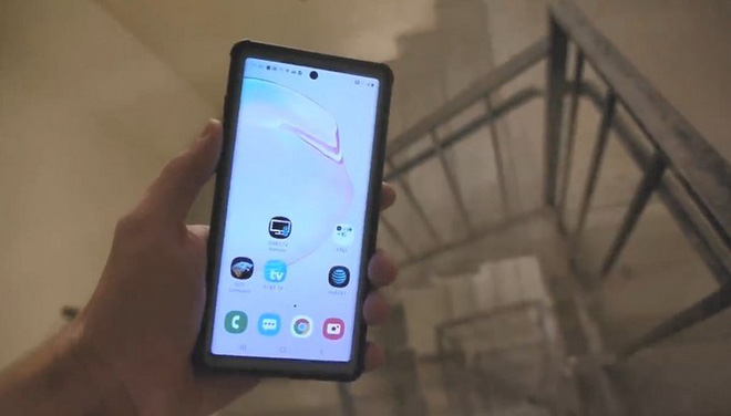 YouTuber kiểm chứng độ bền của Galaxy Note 10 bằng bài thử nghiệm thả rơi Galaxy Note 10 từ cầu thang cao gần 100 mét - Ảnh 2.