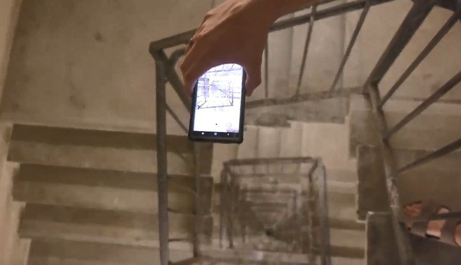 YouTuber kiểm chứng độ bền của Galaxy Note 10 bằng bài thử nghiệm thả rơi Galaxy Note 10 từ cầu thang cao gần 100 mét - Ảnh 1.