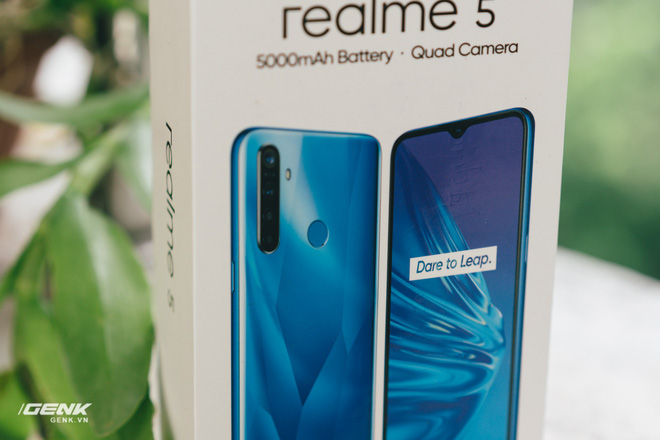 Đập hộp Realme 5: Mặt lưng họa tiết pha lê, 4 camera sau, pin tới 5000mAh - Ảnh 2.
