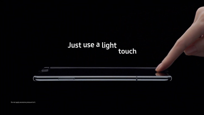 Nâng như nâng trứng: Samsung khuyến cáo người dùng Galaxy Fold không chạm quá mạnh vào màn hình để tránh làm hỏng máy - Ảnh 2.