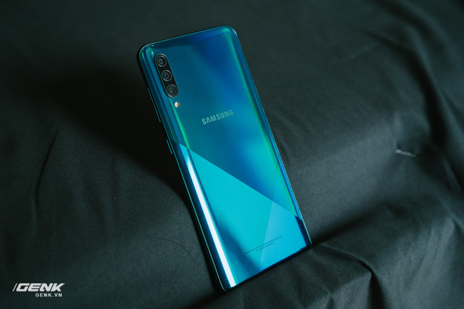 Đánh giá Samsung Galaxy A30s: Thiết kế long lanh, cấu hình mỏng manh, có nên múc nhanh? - Ảnh 1.