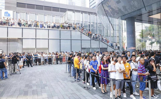 Người Trung Quốc xếp hàng mua điện thoại mới của Huawei - Ảnh 3.